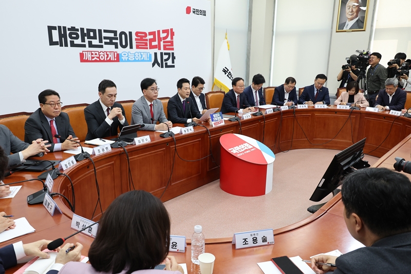 우원식 국회의장이 개헌안에 대한 본회의 표결 동참을 촉구하며 국민의힘을 향한 압박에 나섰지만, 국민의힘은 아랑곳하지 않고 있다. 사진은 장동혁 국민의힘 대표가 27일 국회에서 열린 최고위원회의에서 발언을 하고 있는 모습. / 뉴시스