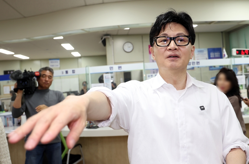 한동훈 전 국민의힘 대표가 지난 14일 부산 북구 만덕2동행정복지센터에서 전입신고를 한 뒤 소감을 밝히고 있다. / 뉴시스