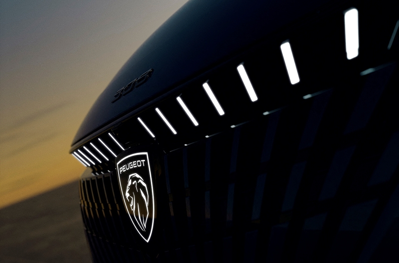 푸조 308 페이스리프트 모델의 전면부에는 빛을 내는 엠블럼이 적용됐다. / 푸조