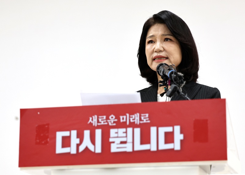 추경호 의원의 대구시장 출마로 공석이 된 대구 달성군 보궐선거 유력 후보로 대구시장 불출마를 선언한 이진숙 전 방통위원장이 거론되고 있다. 다만 이 전 위원장은 ‘시기상조’라며 신중한 태도를 유지하고 있다. 사진은 지난 25일 이진숙 전 방통위원장이 국민의힘 대구시당에서 불출마 뜻을 밝히고 있는 모습. / 뉴시스