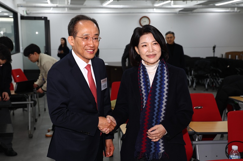 이진숙 전 방통위원장은 아직 ‘시기상조’라며 보궐선거 출마 여부에 선을 긋고 있다. 그는 28일 ‘SBS 김태현의 정치쇼’에 출연해 “추경호 의원이 사퇴도 하지 않은 시점에서 답을 하는 것은 적절하지 않다”고 말했다. 사진은 지난달 10일 국민의힘 중앙당사에서 만난 추경호 의원과 이진숙 전 방통위원장의 모습. / 뉴시스