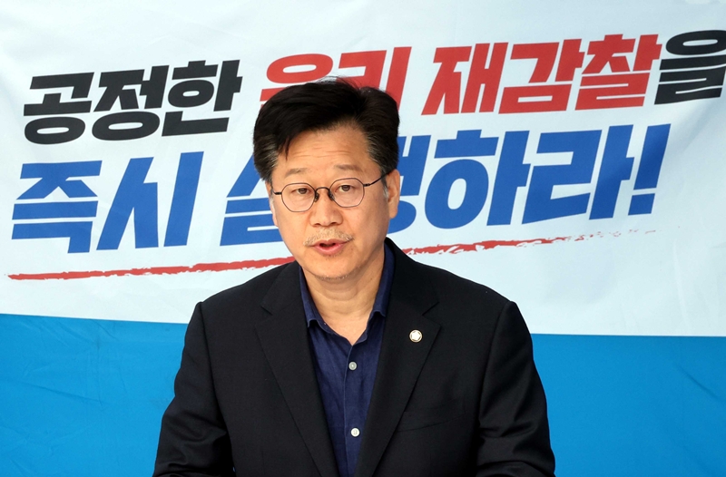 '민주당 전북도지사 경선' 관련 10일째 단식 농성중인 안호영 더불어민주당 의원이 지난 20일 오전 서울 여의도 국회 본청 앞 농성장에서 '식사비 대납 의혹' 민주당 윤리감찰 관련 입장 발표를 하고 있다. / 뉴시스