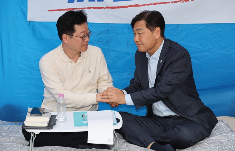 전북지사 후보로 선출된 이원택 더불어민주당 의원의 ‘술·식사비 제3자 대납 의혹’에 대한 재감찰을 요구하며 단식농성중인 안호영 의원이 지난 13일 오후 서울 여의도 국회 본청 앞 농성장을 찾아온 김관영 전북지사와 손을 맞잡고 있다. / 뉴시스