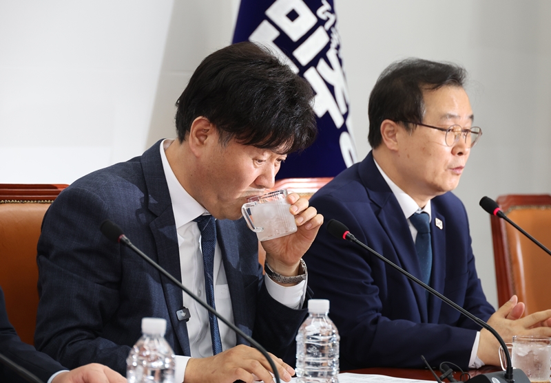 더불어민주당이 '6.3 국회의원 재보궐 선거' 경기 지역 공천을 마무리한 가운데, 김용 전 민주연구원 부원장의 공천은 이뤄지지 않았다. 사진은 김 전 부원장이 지난 13일 국회에서 열린 기자회견에서 물을 마시고 있는 모습. / 뉴시스