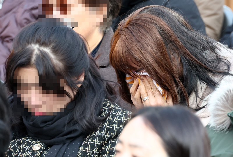 산업재해는 피해 노동자 및 가족의 생계를 위협하는 문제를 발생시키며 이는 책임자 엄중 처벌을 가로막는 요인으로 작용하기도 한다. 사진은 지난해 11월 조계사에서 열린 산재사망 희생자 추모 위령재에서 유가족이 눈물을 흘리고 있는 모습. / 뉴시스