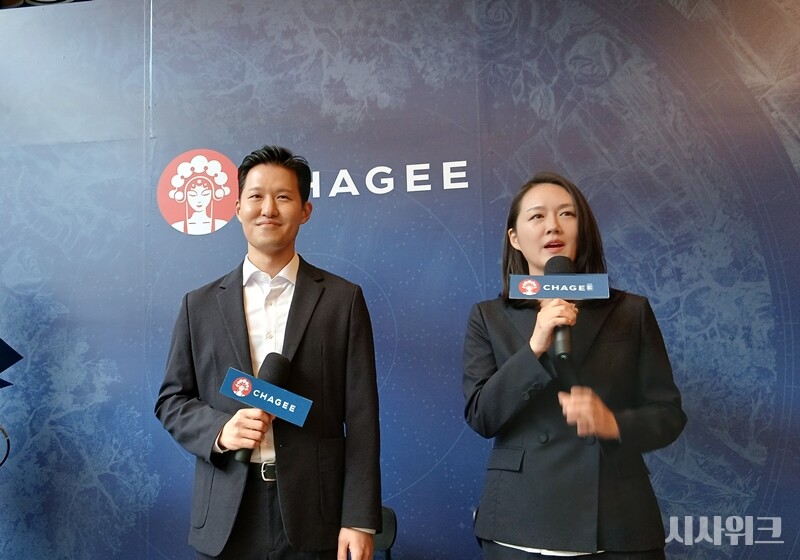 차지는 ‘중국판 스타벅스’를 표방하는 프리미엄 차 브랜드로, 대표 메뉴는 밀크티다. 사진은 김좌현 대표(왼쪽)와 김정희 마케팅총괄 상무(오른쪽). / 사진=김지영 기자