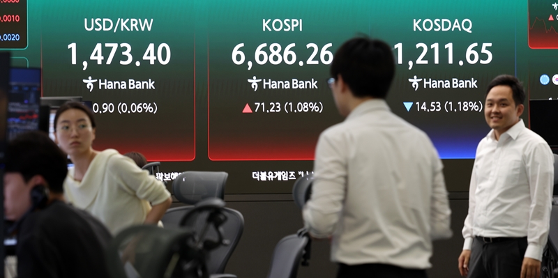 미국과 이란 간의 협상 불발에도 국내 코스피는 이틀 연속 상승 흐름은 이어갔다. 사진은 28일 하나은행 딜링룸. / 뉴시스