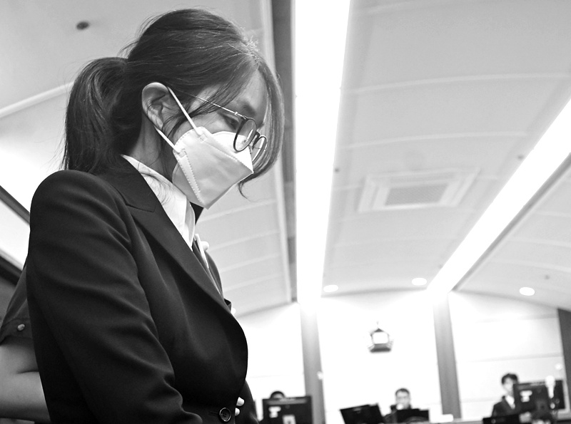 김건희 씨 항소심에서 징역 4년과 추징금 5,000만원이 선고됐다. 재판부는 주가조작과 알선수재 혐의를 유죄로 판단했고, 여론조사 무상 제공 혐의는 무죄를 유지했다.