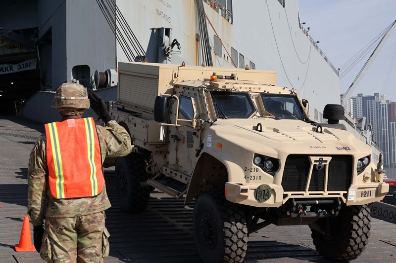주한미군 제19지원사령부가 지난 2월 4일 부산 남구 부산항 8부두에서 차기 한국 순환배치 예정인 미국 육군 2사단 제2스트라이커여단의 필수장비 반입 모습을 공개하고 있다. / 뉴시스