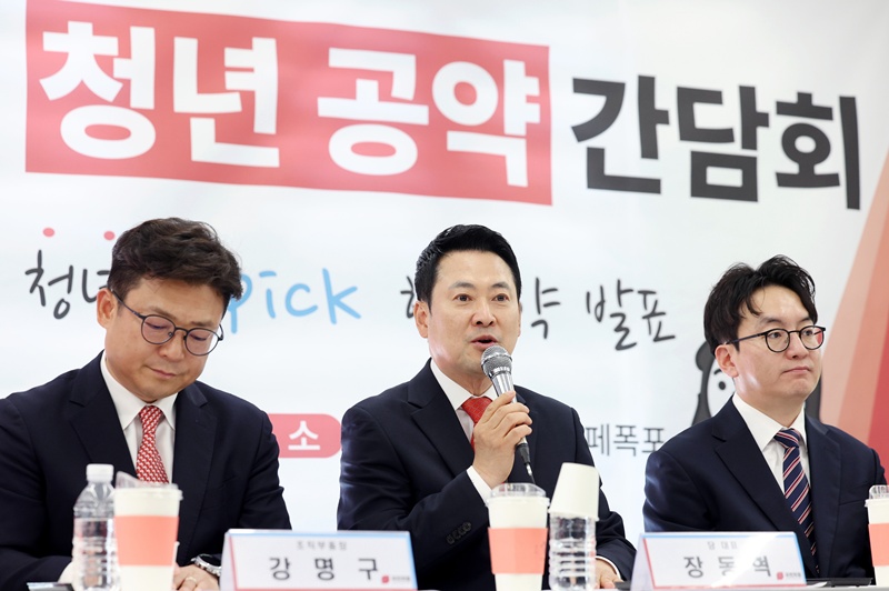 장동혁 대표는 29일 오후에도 공약 행보를 이어갔다. 그는 국민의힘 '청년 PICK 공약단'과 '쓴소리 위원회'가 참여하는 청년 공약 간담회를 열었다. 사진은 장동혁 대표가 29일 서울 서대문구 카페폭포에서 열린 청년 생활밀착형 공약 간담회 '청년 PICK 공약단·쓴소리위원회 합동 공약 발표'에서 발언하는 모습. / 뉴시스