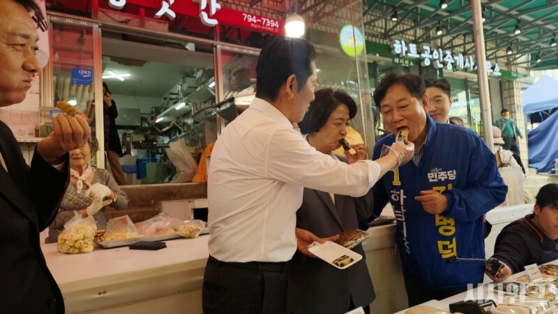 정청래 대표가 △추미애 경기지사 후보 △이광재 하남갑 후보 △강병덕 하남시장 후보 등에게 떡을 먹여주고 있다. / 사진=김소은 기자