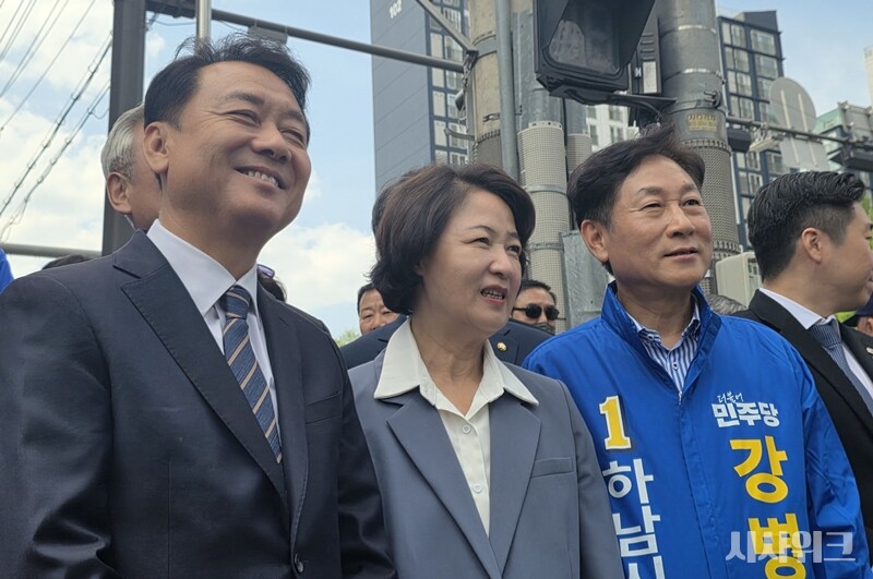 29일 오후 △추미애 경기지사 후보 △이광재 하남갑 후보 △강병덕 하남시장 후보 등이 하남 덕풍시장에 방문해 정청래 대표를 기다리고 있다. / 사진=김소은 기자