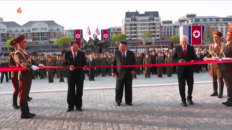 김정은 북한 국무위원장이 지난 26일 북한 평양에서 러시아 쿠르스크 해방작전 종결 1주년을 맞아 열린 해외군사작전 전투위훈기념관 준공식에 참석해 연설했다고 북한 조선중앙TV가 27일 보도했다. (사진=조선중앙TV 캡처) / 뉴시스