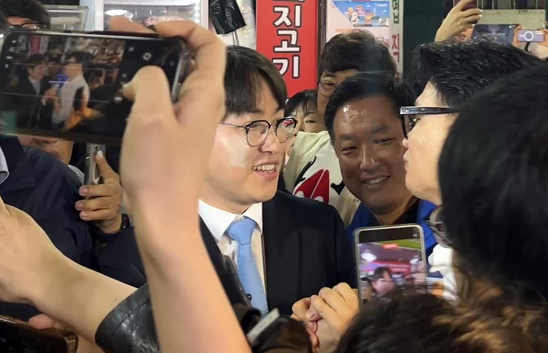 한동훈 전 국민의힘 대표와 하정우 전 청와대 AI미래기획수석이 지난 29일 부산 북구 구포시장에서 만나 인사하고 있다. / 뉴시스