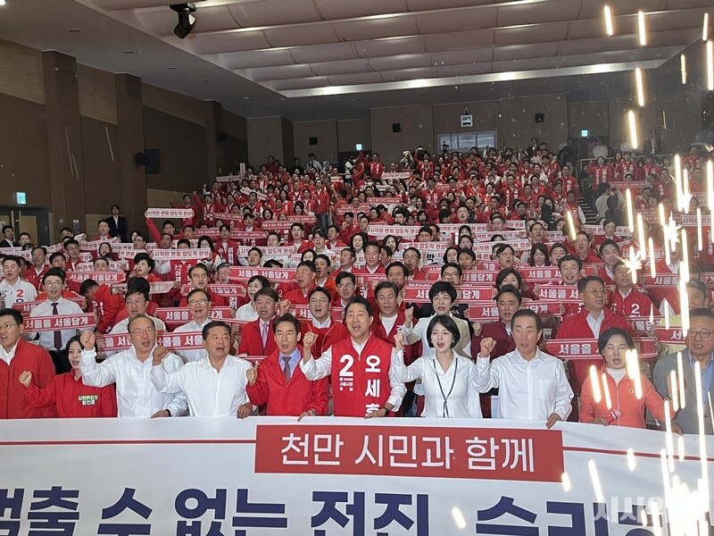 6·3지방선거에 출마하는 국민의힘 서울지역 후보들이 한자리에 모였다. 국민의힘은 30일 국회에서 ‘서울시당 필승결의 및 공천자대회’를 열고 승리를 다짐했다. 서울 25개 자치구의 구청장 및 시·구의원 후보들은 구호를 외치며 결속을 다졌다. / 사진=김윤혁 기자