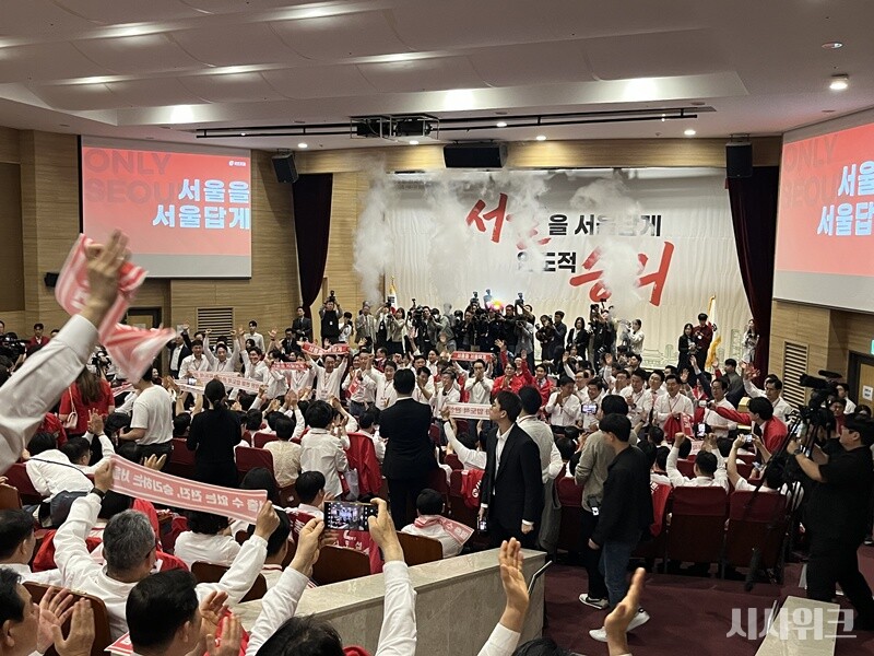 행사 이후 만난 국민의힘 공천자들은 긍정적인 반응이었다. 이효원 서울시의회(마포 제2선거구) 의원 후보는 “모든 후보들이 한자리에 모이니 더 힘이 나고, 더 열심히 해야겠다는 각오를 다지게 됐다”며 “오늘 서울 시민들을 위한 저희의 각오를 함께 읽었는데, 그 문자 그대로 저희가 힘을 내서 꼭 승리의 서울을 만들 수 있도록 노력하겠다”고 말했다. / 사진=김윤혁 기자