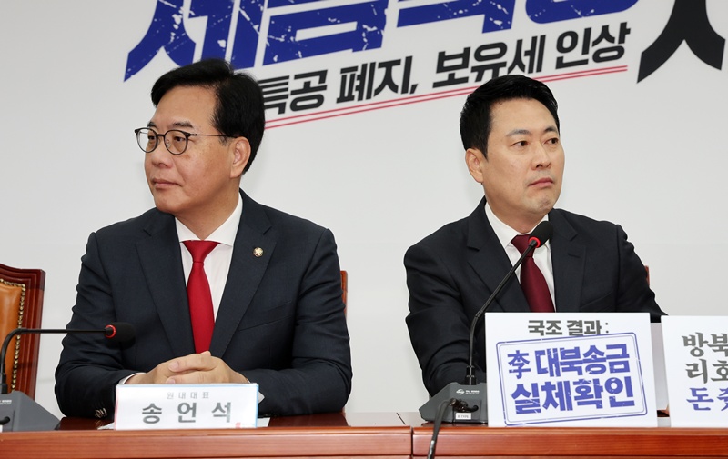 송언석 원내대표는 30일 오전 노량진 수산시장을 방문해 시민들을 만났다. 이날 오후에는 이권재 오산시장 후보 선거사무소 개소식에 참여해 힘을 실었다. 반면 장동혁 대표는 이날 별도의 외부 일정 없이 국회 경내에서 ‘소상공인연합회 정책과제 전달식’과 ‘부처님 오신날 봉축 점등식’ 일정을 소화했다. 당대표는 내부 관리에, 원내대표는 외부 일정에 나선 것이다. / 뉴시스