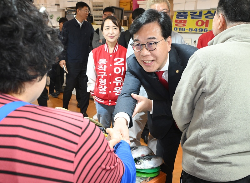 30일 기자들과 만난 송언석 원내대표는 “선거철에는 더 많은 시민과 함께 하기 위해 당대표와 원내대표가 별도의 일정으로 움직이는 것이 효율적”이라는 취지로 말했다. 사진은 30일 노량진 수산시장에서 시민들을 만나는 송언석 원내대표의 모습. / 뉴시스