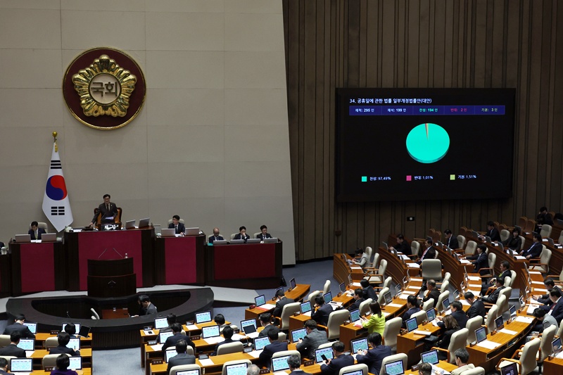 지난달 31일 오후 서울 여의도 국회에서 열린 제433회국회(임시회) 제3차 본회의에서 공휴일에 관한 법률 일부개정법률안(대안)이 가결됐다. 해당 법안의 통과로 노동절이 공휴일로 지정됐다. / 뉴시스