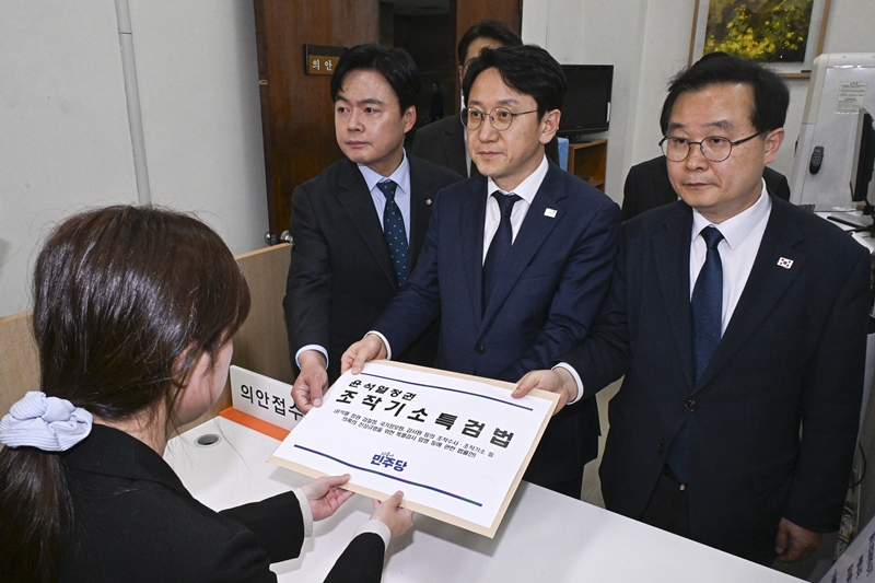 천준호 더불어민주당 원내대표 직무대행과 국정조사특위 위원들이 30일 국회 의안과에서 '윤석열 정치검찰 조작기소 진상규명 특검법'을 제출하고 있다. / 뉴시스