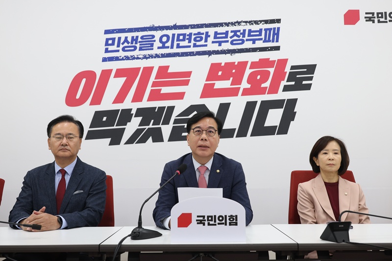 송언석 국민의힘 원내대표가 3일 기자간담회에서 ‘조작기소 특검법’을 두고 “대통령이 특검을 통해 자신의 재판을 없애려 한다”고 주장했다. / 뉴시스