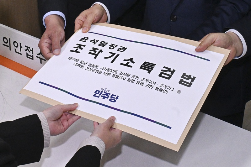 천준호 더불어민주당 원내대표 직무대행과 국정조사특위 위원들이 30일 서울 여의도 국회 의안과에서 '윤석열 정치검찰 조작기소 진상규명 특검법'을 제출했다.(공동취재) / 뉴시스