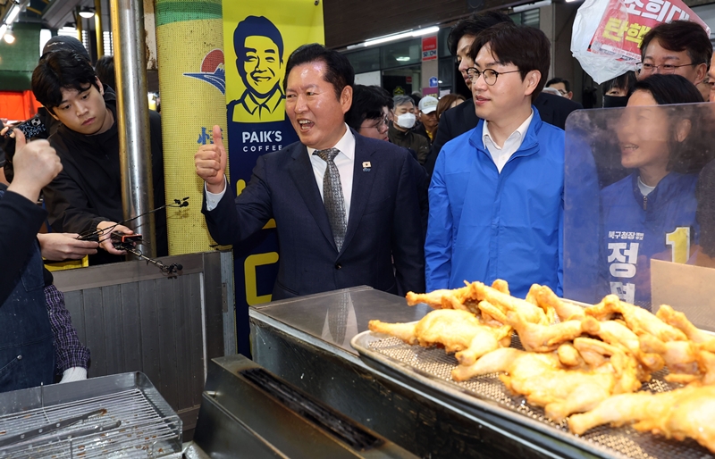 정청래 더불어민주당 대표가 지난 3일 부산 북구 구포시장에서 하정우 전 청와대 AI미래기획수석 등과 상인들에게 인사하며 지지를 호소하고 있다. / 뉴시스