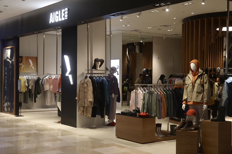  롯데홈쇼핑은 지난달 24일 잠실 롯데월드몰에 프랑스 아웃도어 브랜드 ‘에이글’(AIGLE)의 정규매장을 오픈했다고 밝혔다. / 롯데홈쇼핑