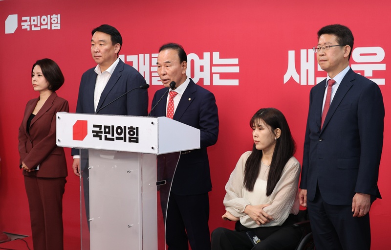 국민의힘 공천관리위원회(공관위)는 지난 1일 대구 달성군에 이진숙 전 방송통신위원장, 울산 남구갑에 김태규 전 방송통신부위원장 등을 단수공천했다고 밝혔다. 지난 3월 소속 의원 107명이 사실상 ‘절윤’을 선언하며 쇄신을 약속했지만, 여전히 윤석열 정부 핵심 인사들이 공천 전면에 배치된 것이다. 사진은 지난달 26일 여의도 중앙당사에서 박덕흠 공관위원장이 공관위 4차 발표를 하는 모습. / 뉴시스