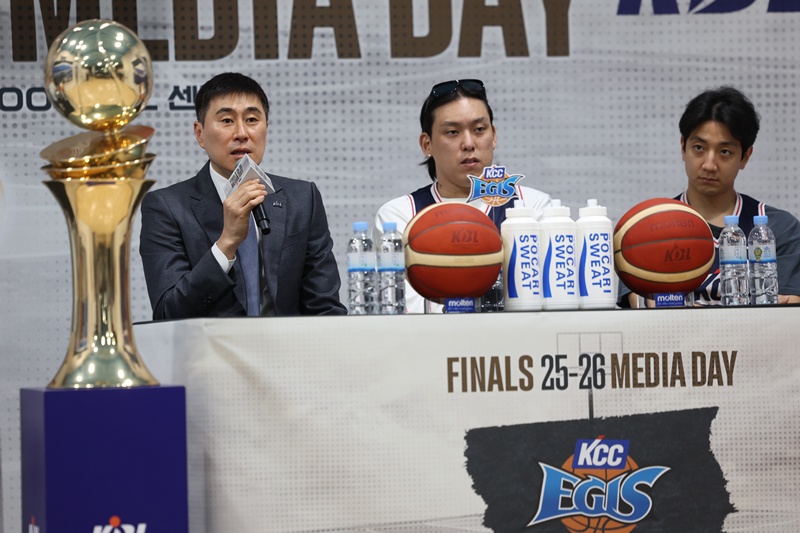이상민(왼쪽) KCC 감독이 1일 서울 강남구 KBL센터에서 열린 2025~2026시즌 LG전자 프로농구 챔피언결정전 미디어데이에서 출사표를 밝히고 있다. 왼쪽부터 이상민 감독, 최준용, 허훈 선수. / 뉴시스
