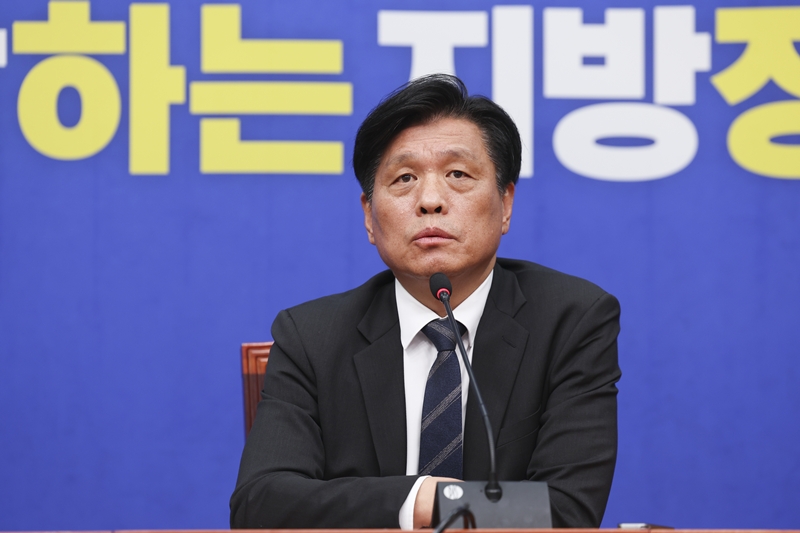 조승래 더불어민주당 사무총장이 4일 서울 여의도 국회 더불어민주당 당대표 회의실에서 제9회 전국지방동시선거 D-30 관련 취재진 질문에 답하고 있다. / 뉴시스