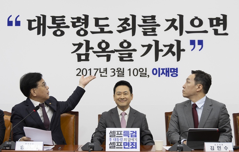 더불어민주당이 추진하는 ‘조작기소 특검법’을 두고 국민의힘이 ‘셀프 죄 지우기’라며 연일 강도 높은 비판을 쏟아내고 있다. 대통령이 직접 임명하는 특검이 대통령 관련 사건을 조사하는 것은 부적절하다는 주장이다. 사진은 4일 오전 국회에서 열린 국민의힘 최고위원회의 모습. / 뉴시스