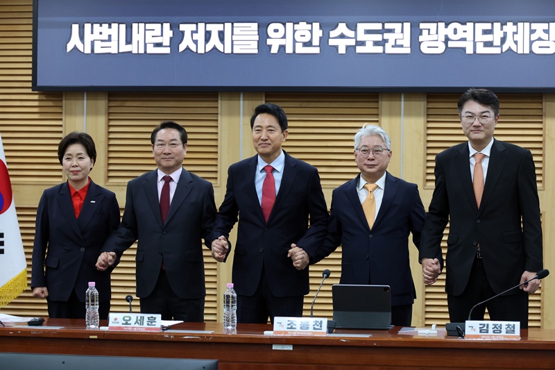 사진은 국민의힘 양향자(왼쪽부터) 경기지사 후보, 유정복 인천시장 후보, 오세훈 서울시장 후보, 개혁신당 조응천 경기지사 후보, 김정철 서울시장 후보가 4일 국회 의원회관에서 열린 '사법내란 저지를 위한 수도권 광역단체장 후보 연석회의'에서 기념촬영하는 모습. / 뉴시스