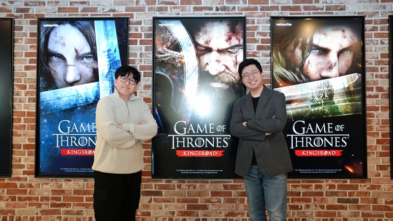 넷마블은 액션 어드벤처 RPG ‘왕좌의 게임: 킹스로드’의 아시아 지역 출시를 앞두고 기자들과 서면 인터뷰를 진행했다. 사진은 (왼쪽부터) 장현일 넷마블네오 PD, 문준기 넷마블 사업본부장 / 넷마블