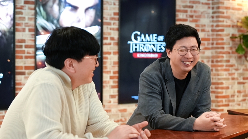 넷마블은 ‘왕좌의 게임: 킹스로드’의 전투 시스템, BM, 멀티 콘텐츠를 재설계했다. 사진은 (왼쪽부터) 장현일 넷마블네오 PD, 문준기 넷마블 사업본부장. / 넷마블