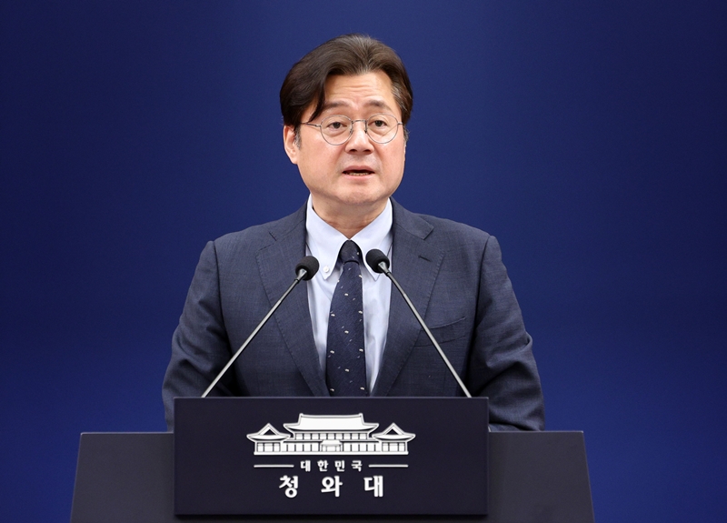 홍익표 정무수석이 4일 청와대 춘추관에서 정무 관련 현안 브리핑을 하고 있다. / 뉴시스