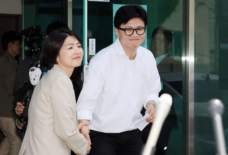 한지아 국민의힘 의원이 지난 4일 한동훈 전 대표의 ‘부산 북구갑 국회의원 예비후보 등록’에 동행한 것을 두고 당 지도부가 징계 가능성을 시사하고 나섰다. 사진은 4일 한동훈 전 대표가 부산 북구선거관리위원회에서 북구갑 국회의원 보궐선거 예비후보 등록을 한 뒤 한지아 의원과 인사하는 모습. / 뉴시스