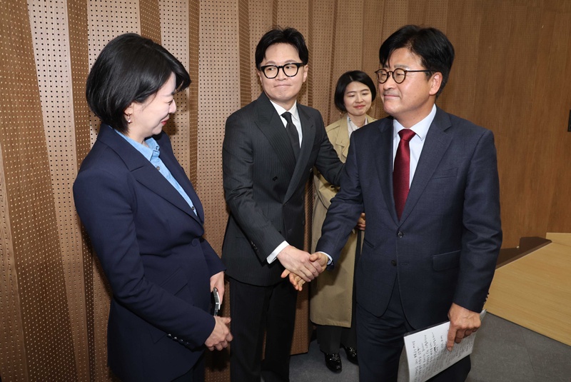 지도부의 경고에도 한지아 의원은 물러서지 않겠다는 입장이다. 한 의원은 5일 기자들과 만나 “(장동혁 대표는) 지도부와 생각이 다르다는 이유로 징계를 일상화하고 있다”며 “보수 재건에 도움이 된다면 10번, 100번이고 부산에 내려갈 것”이라고 말했다. 사진은 지난 3월20일 김종혁 전 최고위원의 '탈당 권고' 징계 효력 정지 관련 기자회견 이후 한동훈 전 대표를 비롯한 친한계 의원들이 인사하는 모습. / 뉴시스