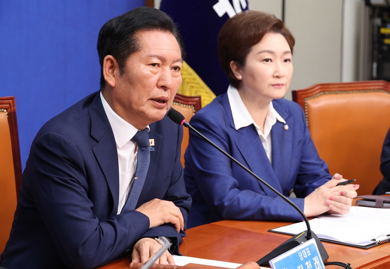 정청래 더불어민주당 대표가 6일 오전 서울 여의도 국회에서 열린 최고위원회의에서 발언을 하고 있다. / 뉴시스