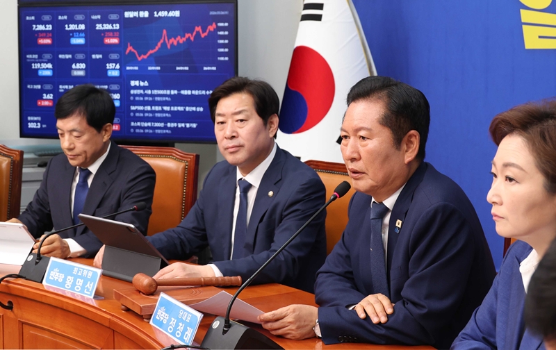 6월 3일 지방선거 및 국회의원 재보궐 선거에 출마하는 더불어민주당 후보들 사이에서 당 지도부를 향한 쓴소리가 이어지고 있다. 사진은 정청래 대표가 6일 국회에서 열린 최고위원회의에서 발언을 하고 있는 모습. / 뉴시스
