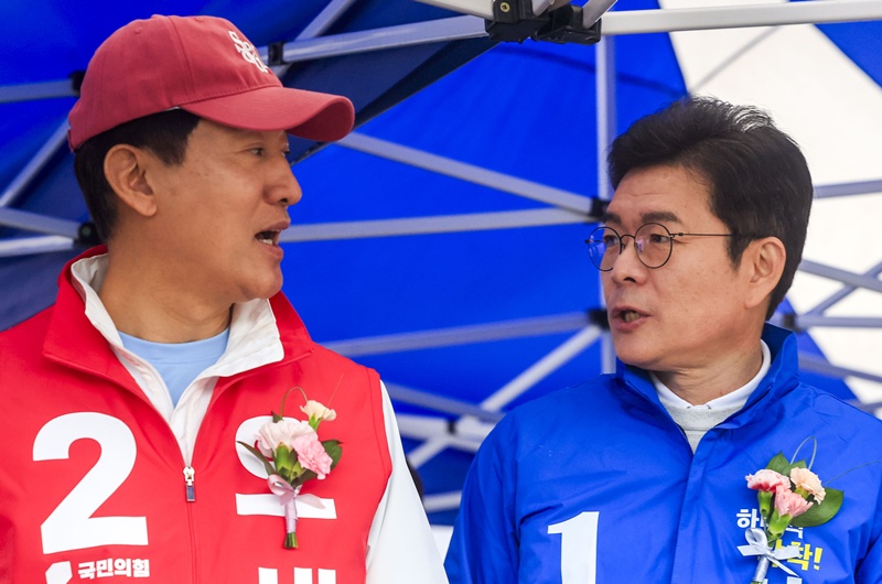6·3지방선거 최대 격전지로 꼽히는 서울시장 선거가 ‘부동산’ 책임 공방전으로 번지고 있다. 국민의힘 오세훈 후보가 현 상황을 ‘부동산 지옥’으로 규정하며 정부·여당에 책임론을 제기하는 가운데, 더불어민주당 정원오 후보는 “지난 5년동안 뭐했냐”고 맞받아치고 있다. 사진은 지난 3일 서울 용산구 효창운동장에서 열린 제44회 서울특별시장기 축구대회 개회식에서 만난 정 후보와 오 후보의 모습. / 뉴시스