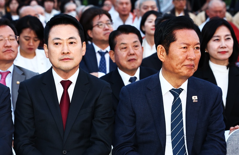 6·3 지방선거가 중반전으로 접어든 가운데 민주당은 지지율 하락과 역풍 우려를, 국민의힘은 공천 내홍과 계파 충돌 문제를 안고 있다. 정치권에서는 PK·중도층 민심이 전체 판세를 좌우할 핵심 변수로 떠오르고 있다는 분석이 나온다. / 뉴시스