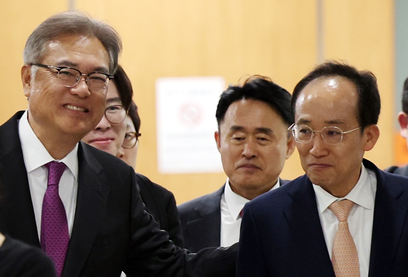 국민의힘 공천 갈등이 확산되는 가운데 정진석 전 대통령 비서실장이 “윤 대통령과 연관된 다른 공천자들과의 형평을 고려해야 한다”고 공개 반발하면서 친윤계 내부 균열이 수면 위로 드러나고 있다는 분석이 나온다. / 뉴시스