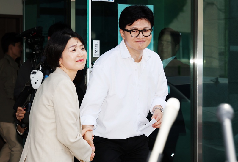 한동훈 전 국민의힘 대표가 4일 부산 북구선거관리위원회에서 부산 북구갑 국회의원 보궐선거 예비후보 등록을 한 뒤 한지아 의원과 인사하고 있는 모습이다. / 뉴시스