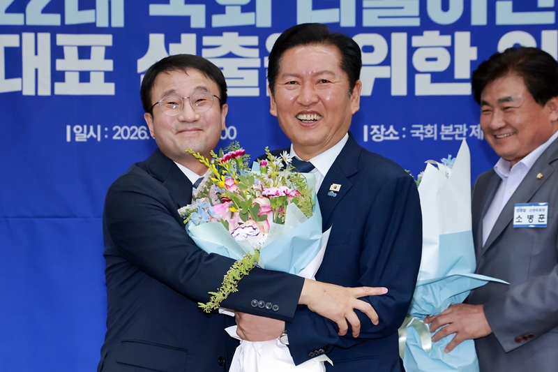 한병도 신임 더불어민주당 원내대표가 6일 서울 여의도 국회에서 열린 제22대 국회 더불어민주당 원내대표 선출을 위한 의원총회에서 원내대표에 선출된 뒤 정청래 대표에게 축하받고 있다. (공동취재) / 뉴시스