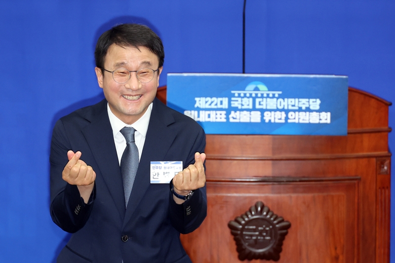 한병도 더불어민주당 원내대표가 6일 서울 여의도 국회에서 열린 제22대 국회 더불어민주당 원내대표 선출을 위한 의원총회에서 정견 발표 전 포즈를 취하고 있다. / 뉴시스