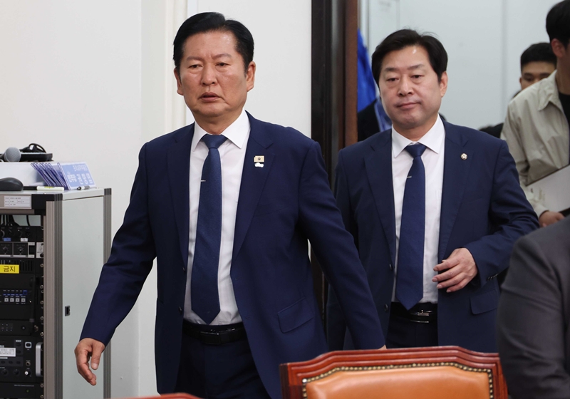 더불어민주당이 국민의힘의 지방선거 및 국회의원 재보궐 선거 공천을 두고 “윤어게인 공천”이라며 공세 수위를 높이고 있다. 사진은 정청래 대표가 6일 국회에서 열린 최고위원회의에 참석하고 있는 모습. / 뉴시스