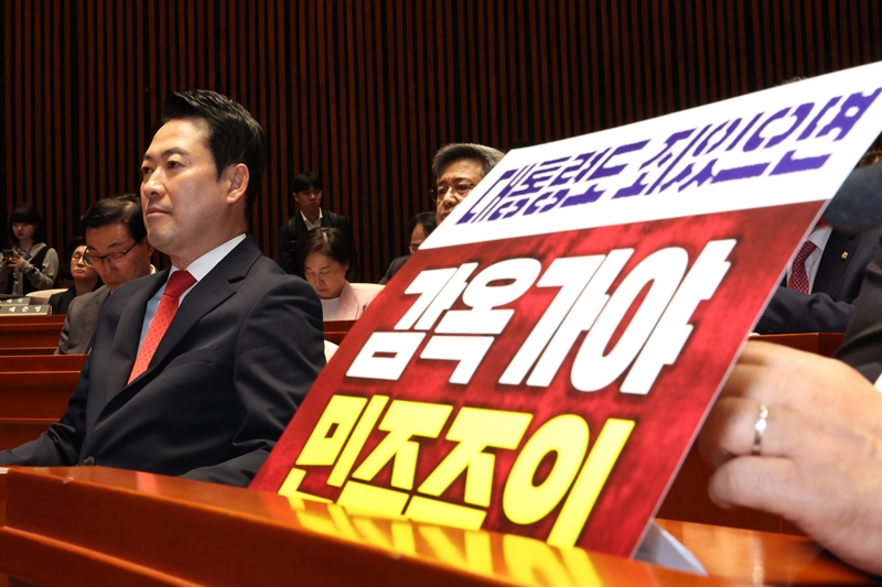 더불어민주당이 국민의힘의 공천에 대해 ‘내란 심판론’을 전면에 내세웠는데, 이는 국민의힘이 ‘조작기소 의혹 특검법’을 고리로 ‘이재명 정권 심판론’을 부각하자 맞불을 놓은 것으로 보인다. 사진은 장동혁 국민의힘 대표가 6일 국회에서 열린 의원총회에 출석해 있는 모습. / 뉴시스