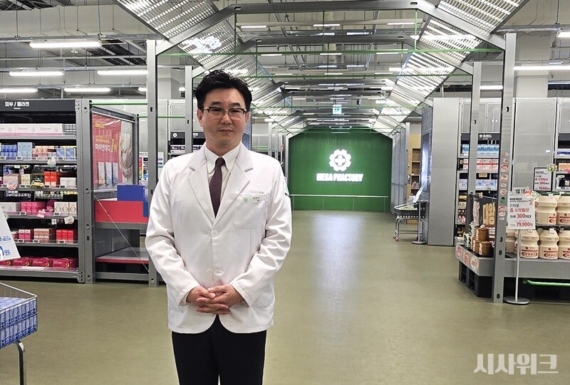 메가팩토리약국 정두선 대표(약사)는 창고형 약국 모델이 기존 약국과 소비자 경험 자체가 다르다고 설명한다. 소비자가 제품을 직접 비교하고 약사는 매대 주변에서 상담을 제공하는 구조라는 것이다. 정 대표는 “정보의 비대칭성 없이 서로 계속 보고 물어볼 수 있는 구조”라며 “소비자들은 이제 성분과 가격을 스스로 비교하고 판단한다”고 말했다. / 사진=김두완 기자