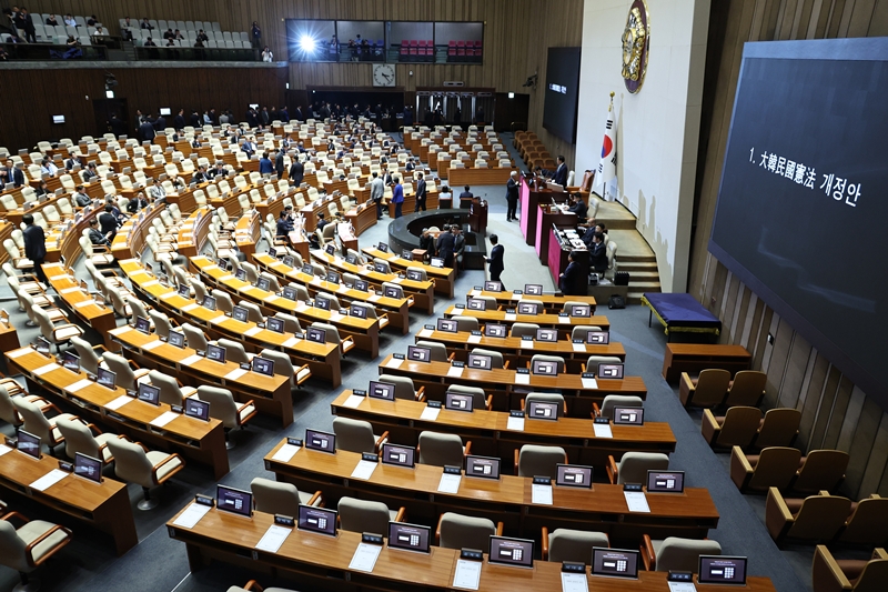 7일 오후 서울 여의도 국회에서 열린 제435회국회(임시회) 제1차 본회의에서 대한민국헌법 개정안에 대한 투표가 진행되고 있다. 국민의힘이 개헌 반대를 당론으로 정하고 표결에 참여하지 않으면서 의원석이 비어있다. / 뉴시스